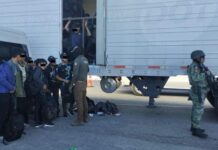 Localizan a 257 migrantes en tractocamión en Chihuahua.