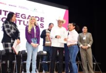 Gobernador Durazo resuelve la espera de décadas para más de 500 familias con la entrega de escrituras