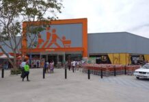 Con cenote incluido abren supermercado en Cancún.