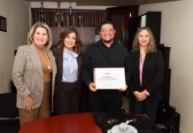 Recibe docente de la UES doctorado honoris causa por sus méritos académicos