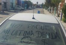 Automovilista celebra que saldó su última deuda.