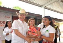 Gobernador Durazo entrega 50 mil tabletas electrónicas a estudiantes y docentes de secundaria