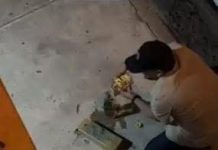 Captan a hombre rellenando botella de miles de pesos con Tonayán y se hace viral.