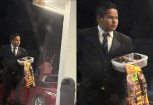 Un joven de Ciudad Victoria, fue observado afuera de una tienda vendiendo dulces, pero lo curioso fue que usaba un traje mientras ofrecía las golosinas.