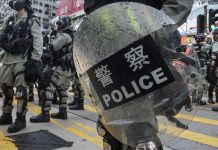 Manifestantes en China se enfrentan a un muro de policías antidisturbios