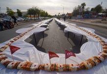 estudiantes de la Licenciatura en Gastronomía de la Universidad Vizcaya en Mexicali, Baja California, intentaban batir el Récord Guinness de la Rosca de Reyes más grande del mundo