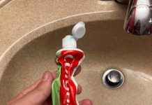 Mi esposo exprime la pasta de dientes del tubo como un niño.