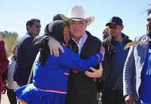 *Cumple Gobernador Durazo a estudiantes Seris con entrega 698 de libros en Desemboque