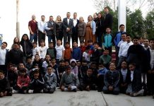 Con gratitud a su tierra, Óscar Ortiz entrega apoyos a la escuela Félix Romero de San Pedro de la Cueva