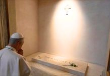 El papa León XIV rezó en la tumba del papa Francisco