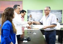 ACOMPAÑA PRESIDENTE JAVIER LAMARQUE A DELEGADOS DE LA SCT Y CAPUFE EN ENTREGA DE PERMISOS A TRANSPORTISTAS*