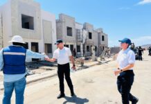 Policías Estatales del Gobierno de Sonora entregan agua embotellada a trabajadores de la construcción*