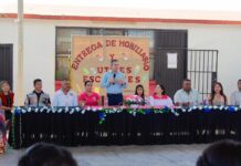 *Entrega Omar Del Valle Colosio mesabancos a primaria indígena de Pesqueira*